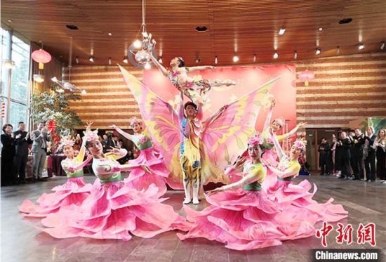 圖為雜技演員通過(guò)精湛的技藝贏得了滿堂喝彩?！「拭C省文化和旅游廳網(wǎng)站 攝