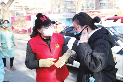 用點(diǎn)滴善舉筑就強(qiáng)大正能量 蘭州市各級(jí)道德模范、蘭州好人齊心援助抗擊疫情一線