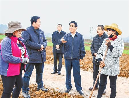 林鐸在隴南調(diào)研指導(dǎo)工作時強(qiáng)調(diào) 多措并舉到戶到人攻克最后堡壘 確保如期高質(zhì)量打贏脫貧攻堅戰(zhàn)