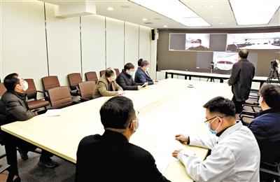蘭大校長嚴(yán)純?nèi)A等視頻連線蘭大一院、二院支援湖北醫(yī)療隊員