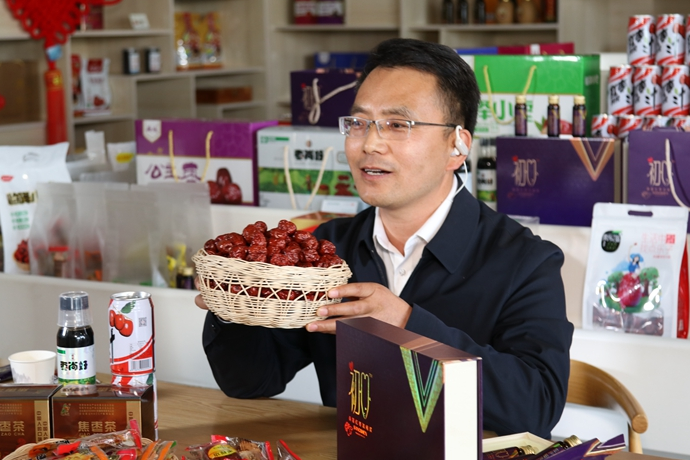 “縣長直播天團”唱響“甘貨春之聲”，售出近30種甘貨1萬余件 開進直播間的網(wǎng)絡扶貧博覽會，受百萬網(wǎng)友點贊 