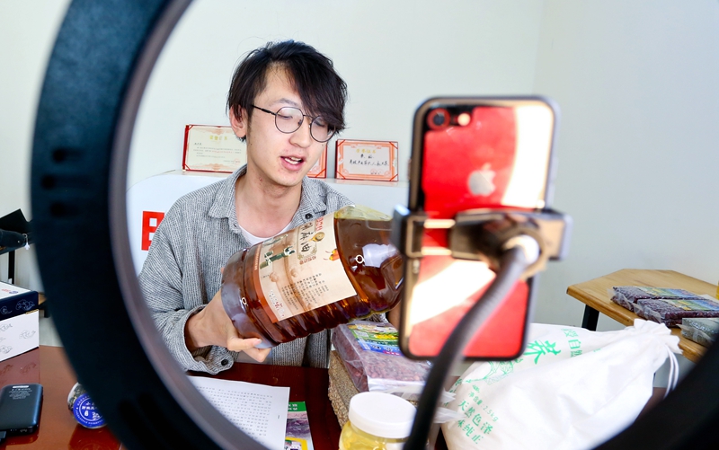 甘肅臨澤：扶貧車(chē)間牽手電商助力農(nóng)戶(hù)增收（組圖）