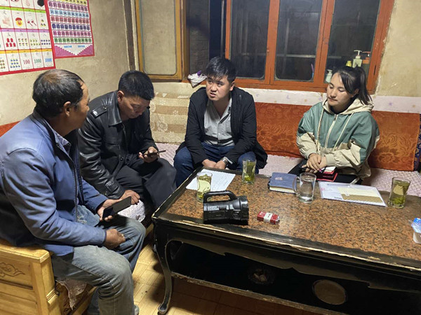 圖為木耳鎮(zhèn)紀(jì)檢干事盧建民（左三）連夜在多壩村多壩組奚連德家中了解受災(zāi)情況，排查安全隱患，并宣傳發(fā)生次生災(zāi)害的相關(guān)知識。_副本.jpg