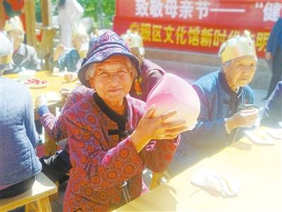 母親節(jié)，白銀“花村”擺了一場(chǎng)“敬老宴”