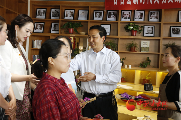 【甘肅省決戰(zhàn)決勝脫貧攻堅】天水甘谷：發(fā)現(xiàn)鄉(xiāng)村領(lǐng)讀員 讀出書香新民風