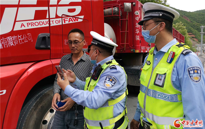 路況信息實(shí)時共享助力七道梁下坡路段交通管控（圖）