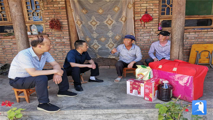 在建黨99周年來(lái)臨之際，隴南市禮縣紀(jì)委監(jiān)委在中壩鎮(zhèn)、三峪鄉(xiāng)開(kāi)展“七一”慰問(wèn)老黨員、困難黨員活動(dòng)，為他們送去組織的關(guān)懷和節(jié)日的問(wèn)候。_副本.jpg