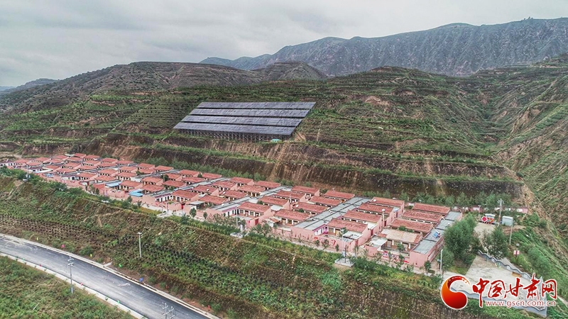 【跟著總書(shū)記看甘肅】布楞溝村：水引來(lái)了，路修通了，新農(nóng)村建起來(lái)了（圖）