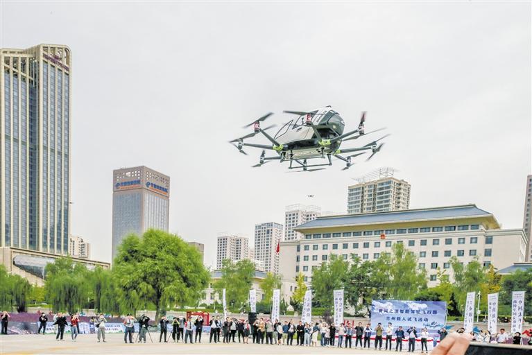 超酷、超刺激！智能駕駛飛行器在蘭載人試飛
