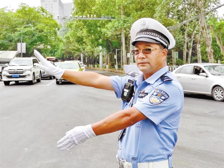 蘭州城關(guān)區(qū)交警大隊(duì)一線老交警馬驍：俯首甘為“老黃?！?>
        </a><em>蘭州城關(guān)區(qū)交警大隊(duì)一線老交警馬驍：俯首甘為“老黃牛”</em></li>
    <li><a  target=