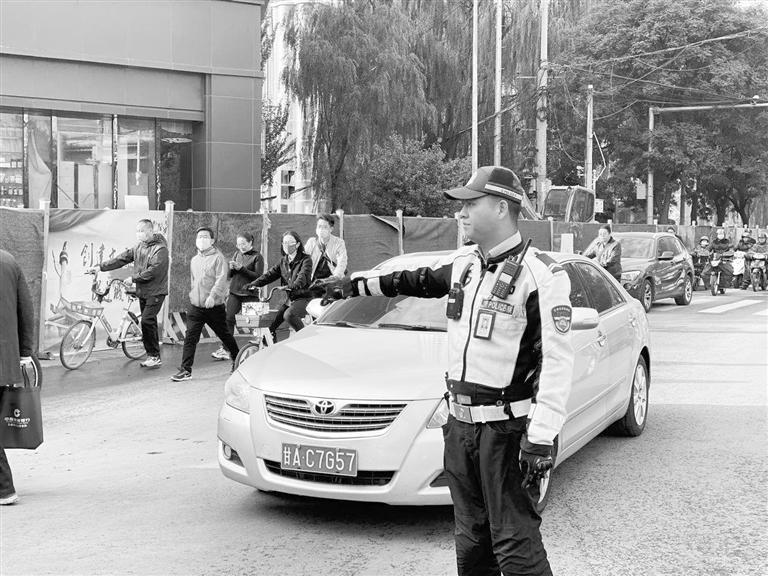 近期蘭州市區(qū)多處路段占道施工，高峰期市民請(qǐng)盡量繞行