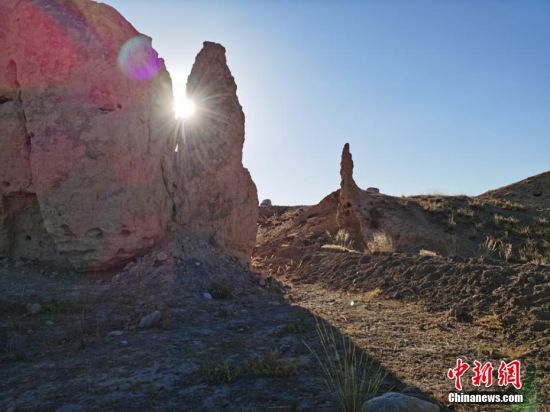 山丹境內(nèi)的長城是由壕塹和山險為主的漢長城和黃土墻體為主的明長城兩部分組成。 翟繼宗 攝