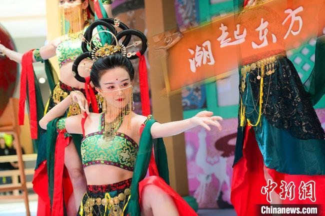 圖為今年9月5日，在重慶亮相的敦煌博物館“潮起東方”主題活動(dòng)現(xiàn)場。敦煌博物館供圖