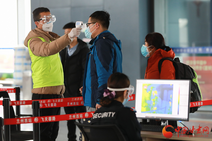 回家路上，請(qǐng)配合疫情防控要求 