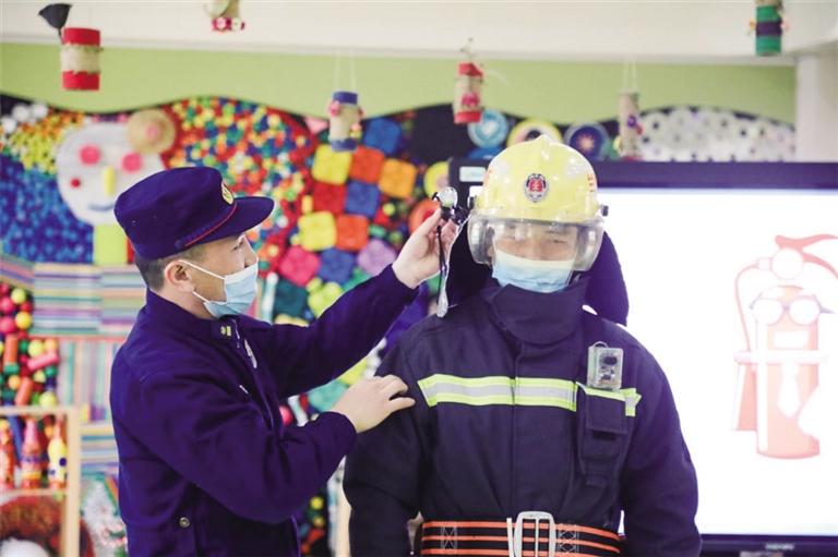 萌娃爭(zhēng)當(dāng)“小小消防員” 蘭州消防支隊(duì)開(kāi)展消防安全進(jìn)校園活動(dòng)