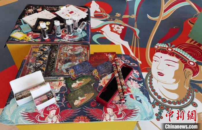 60余類敦煌主題的文創(chuàng)產(chǎn)品讓人愛不釋手?！《∷?攝
