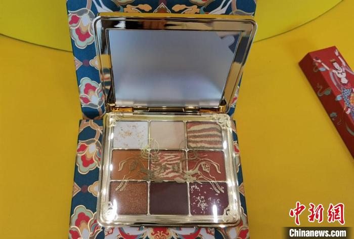 圖為取材壁畫色彩的敦煌美妝。　丁思 攝