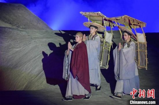 圖為演出現(xiàn)場(chǎng)，該劇獨(dú)創(chuàng)360度旋轉(zhuǎn)并前后移動(dòng)觀眾席，顛覆傳統(tǒng)劇場(chǎng)舞臺(tái)表演模式。　王斌銀 攝