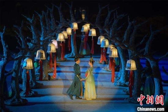 圖為全新升級(jí)《敦煌盛典》，新增戰(zhàn)馬、燈籠矩陣，以及最新聲、光、電硬件設(shè)施。　王斌銀 攝