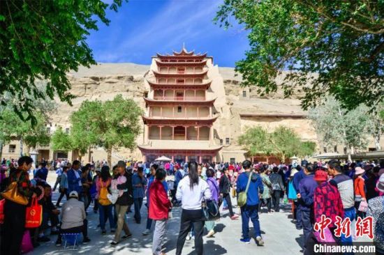 中國農(nóng)歷四月初八，敦煌民眾傳承歷史習(xí)俗，前往莫高窟燒香禮佛、祈福。(資料圖) 王斌銀 攝