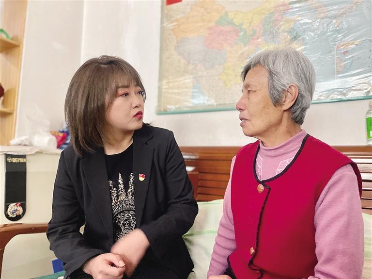 敦煌路街道任家莊街東社區(qū)黨委書記、居委會(huì)主任譚莉：我們必須成為老百姓?qǐng)?jiān)強(qiáng)的后盾