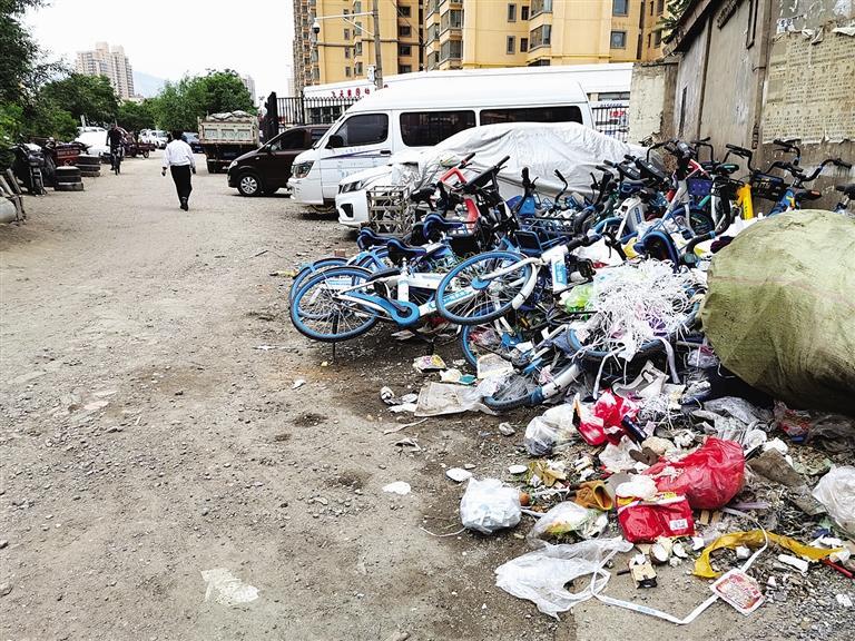 百米土路臟亂差，誰來管？經(jīng)記者協(xié)調(diào)，社區(qū)組織志愿者進(jìn)行了清理