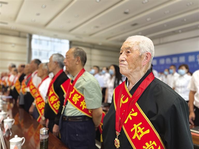 蘭州七里河區(qū)頒發(fā)“光榮在黨50年”紀念章