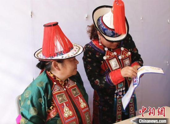 圖為用活態(tài)傳習(xí)的模式促進(jìn)裕固族非物質(zhì)文化遺產(chǎn)的保護(hù)傳承?！∈缝o靜 攝
