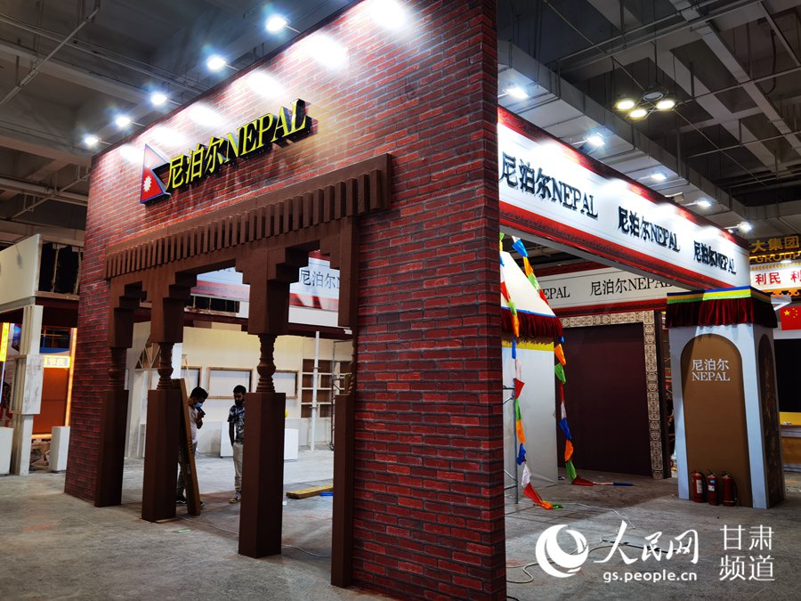 第二十七屆蘭洽會展區(qū)布展有序進行