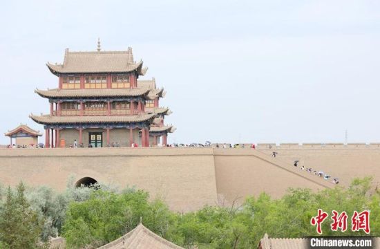 歷經(jīng)數(shù)十載保護(hù)修繕的古老關(guān)城得以延年益壽，成為了海內(nèi)外游客“絲路游”的必經(jīng)打卡地?！「哒?攝