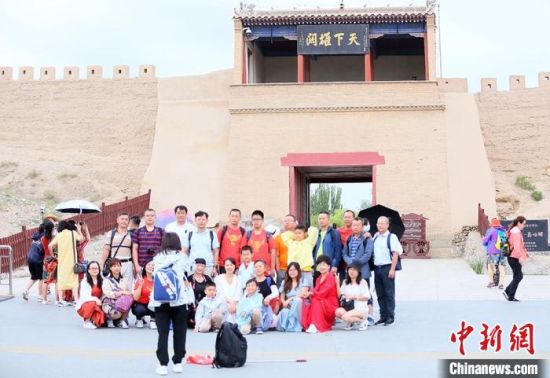 歷經(jīng)數(shù)十載保護(hù)修繕的古老關(guān)城得以延年益壽，成為了海內(nèi)外游客“絲路游”的必經(jīng)打卡地。　高展 攝