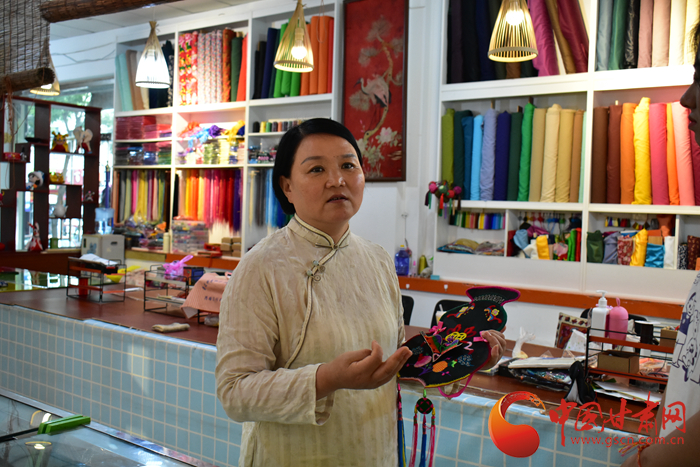 【蘭大新聞學(xué)子重走西北角】香包傳承人劉蘭芳：飛針走線，傳承匠心 