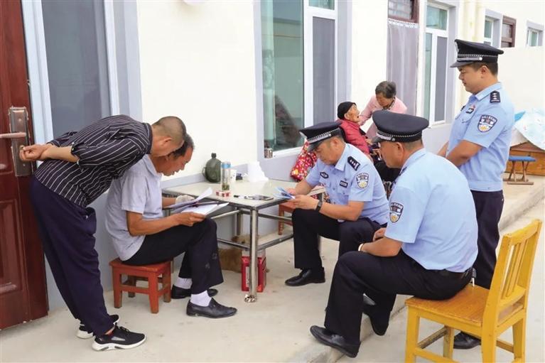 蘭州新區(qū)公安打通服務(wù)群眾的“最后一公里” 搬遷移民的“蘭州新區(qū)戶(hù)口本”已全部送達(dá)