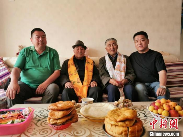 圖為張輝剛(右一)拜訪甘肅肅南縣裕固族德高望重的老人。(資料圖) 張輝剛供圖