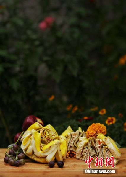 圖為做好的月餅，狀似玫瑰，切開后層層疊疊，色彩斑斕。張文 攝