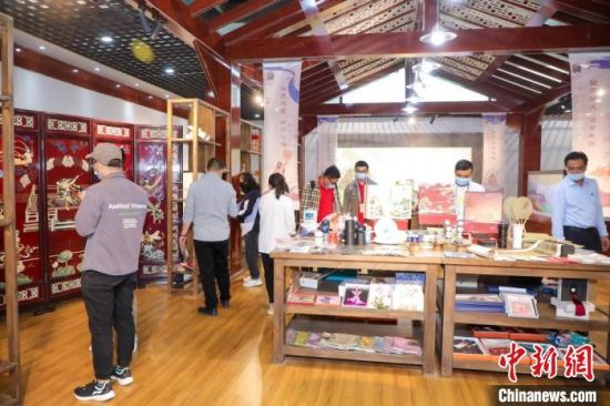 圖為甘肅“一會(huì)一節(jié)”期間，位于敦煌的天水市展館中，民眾觀賞文創(chuàng)產(chǎn)品?！「拭C省文化和旅游廳供圖