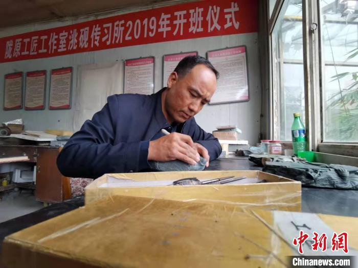 甘肅卓尼洮硯融合文化提升內(nèi)涵：不只一硯一銘，還要一盒一拓