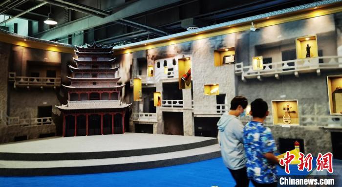 該展覽還借助科技手段，復(fù)原“藏經(jīng)洞”場(chǎng)景，將莫高窟“搬進(jìn)”展廳?！《∷?攝