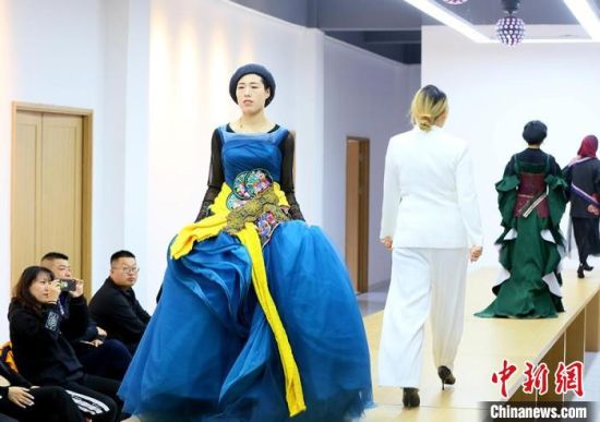 東鄉(xiāng)繡娘在T臺走秀?！「哒?攝