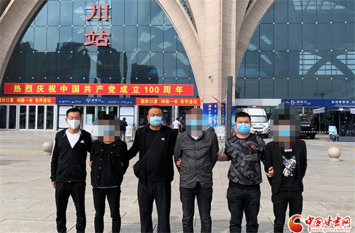 以辦卡為由流竄6省盜刷他人錢(qián)財(cái) 這個(gè)團(tuán)伙被平?jīng)鼍揭诲伓?>
        </a><em>以辦卡為由流竄6省盜刷他人錢(qián)財(cái) 這個(gè)團(tuán)伙被平?jīng)鼍揭诲伓?/em></li>
    <li><a  target=