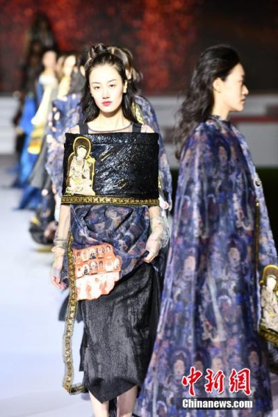 圖為敦煌服裝秀展示。 殷春永 攝