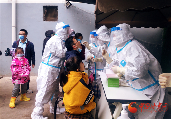 蘭州市城關(guān)區(qū)有序推進民主西路小學和五十四中師生及家屬核酸檢測