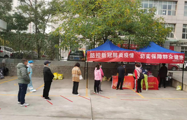 城關(guān)區(qū)紀(jì)委監(jiān)委各監(jiān)督檢查組督促各街道核酸檢測(cè)點(diǎn)落實(shí)“一米線”制度。.jpg