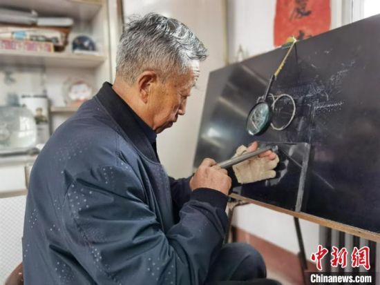 圖為陶世清在創(chuàng)作中?！钅?攝