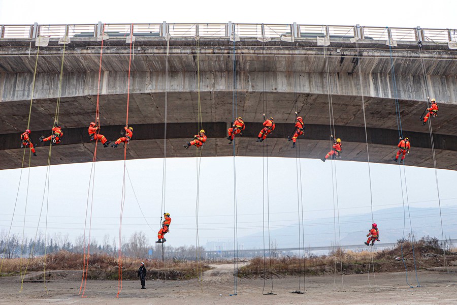 硬核！甘肅天水森林消防員百米高空練技能