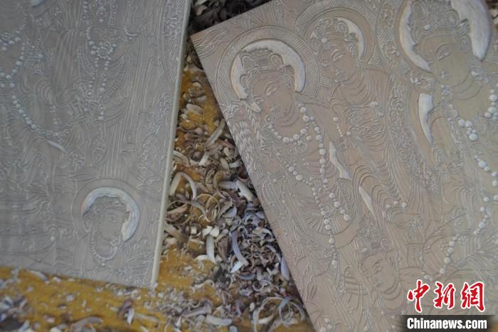 甘肅手工書(shū)藝人寓“敦煌壁畫(huà)”于“方寸雕版”