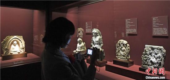 2018年8月，《平山郁夫的絲路世界——平山郁夫絲綢之路美術(shù)館文物展》在甘肅敦煌莫高窟開展。中新社記者 楊艷敏 攝