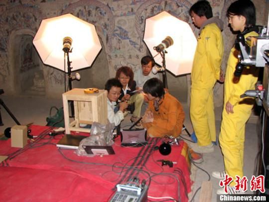 敦煌研究院與日本東京文化財(cái)研究所合作進(jìn)行第285窟多光譜無損調(diào)查工作現(xiàn)場(chǎng)。中新社發(fā) 婁婕 供圖