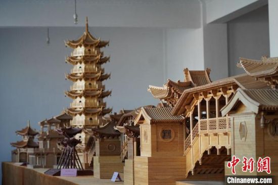 圖為古建筑模型制作技藝傳習(xí)所展廳內(nèi)的微縮古建筑作品?！【琶赖┰?　攝