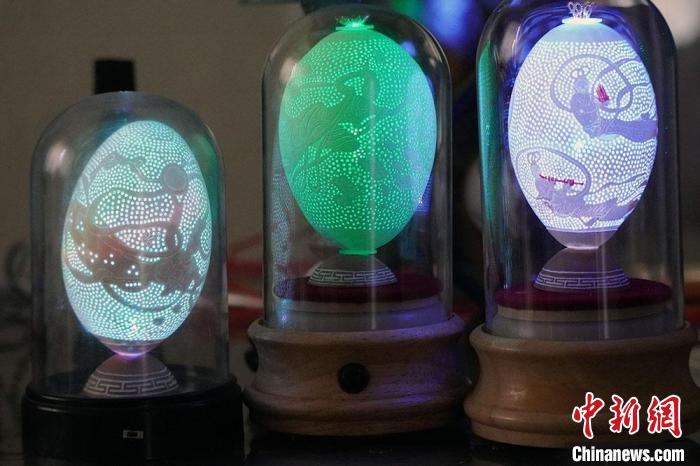 圖為以敦煌飛天為元素的蛋雕作品?！【琶赖ぴ?攝